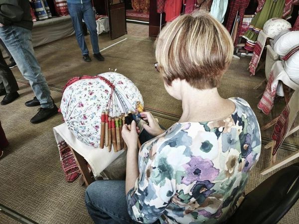 Сотрудница музея Михайловского кружева