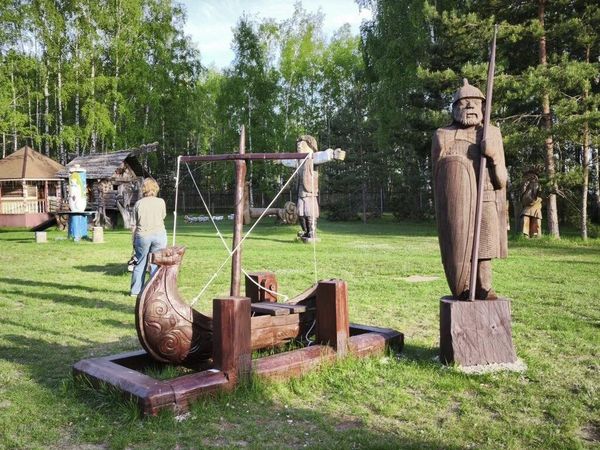 Музей деревянного зодчества им. В. П. Грошева. Деревянные скульптуры на территории