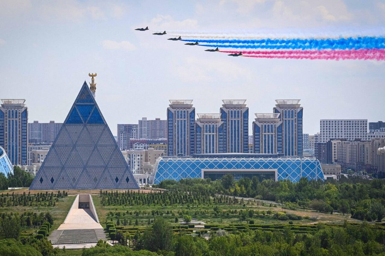 Владимира Путина в Астане встретили пролетом самолетов с российским триколором Владимира Путина в Астане встретили пролетом самолетов с российским триколором - РИА Новости, 1920, 28.05.2026