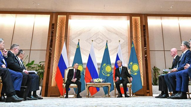 Президент РФ Владимир Путин и президент Казахстана Касым-Жомарт Токаев во время беседы во Дворце Независимости в Астане