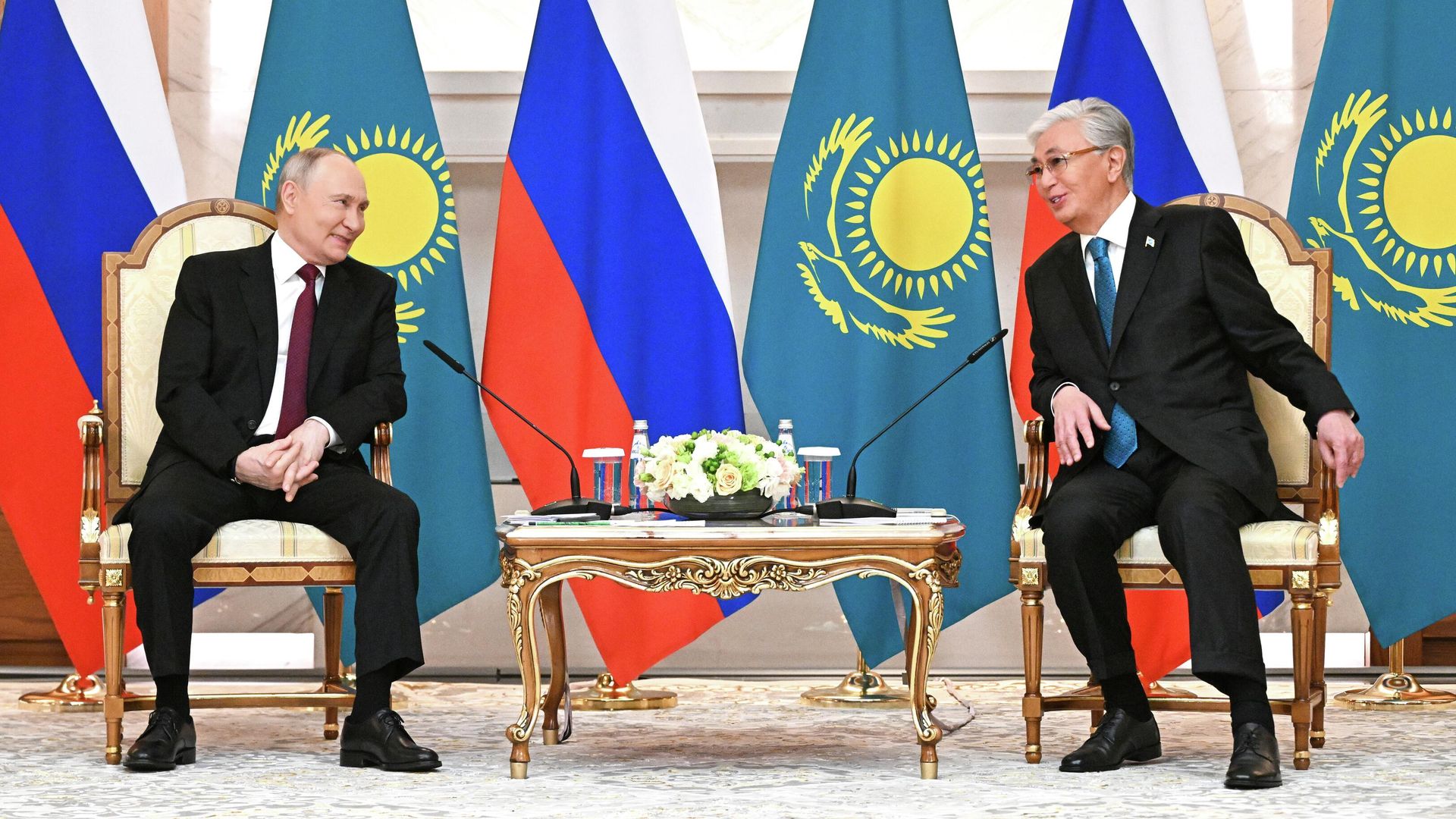 Президент России Владимир Путин и президент Казахстана Касым-Жомарт Токаев во время встречи во Дворце Независимости в Астане Президент России Владимир Путин и президент Казахстана Касым-Жомарт Токаев во время встречи во Дворце Независимости в Астане - РИА Новости, 1920, 28.05.2026