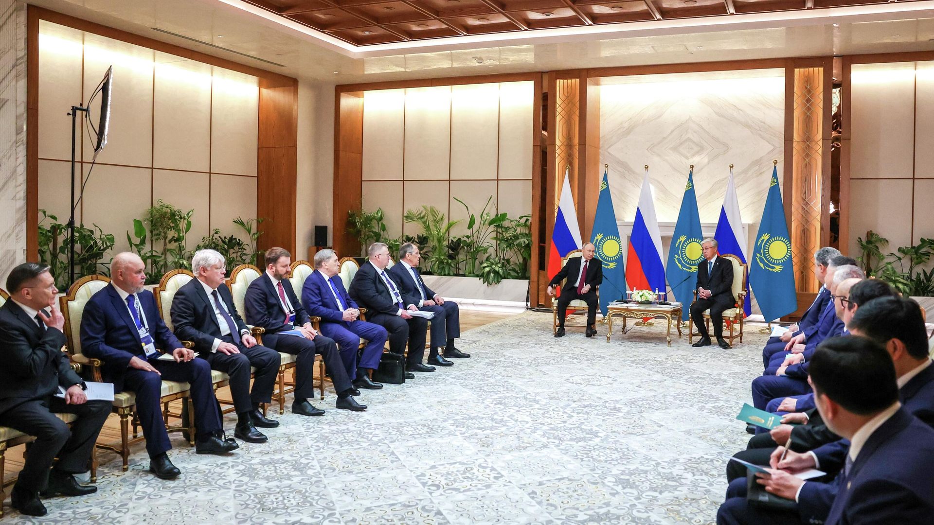 Президент РФ Владимир Путин и президент Казахстана Касым-Жомарт Токаев во время встречи во Дворце Независимости в Астане Президент РФ Владимир Путин и президент Казахстана Касым-Жомарт Токаев во время встречи во Дворце Независимости в Астане - РИА Новости, 1920, 28.05.2026