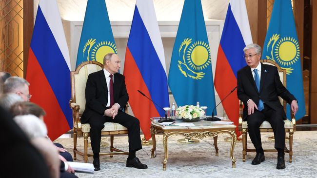 Президент РФ Владимир Путин и президент Казахстана Касым-Жомарт Токаев во время встречи во Дворце Независимости в Астане