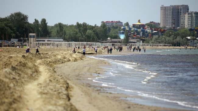 Отдыхающие на восстановленном пляже в Анапе