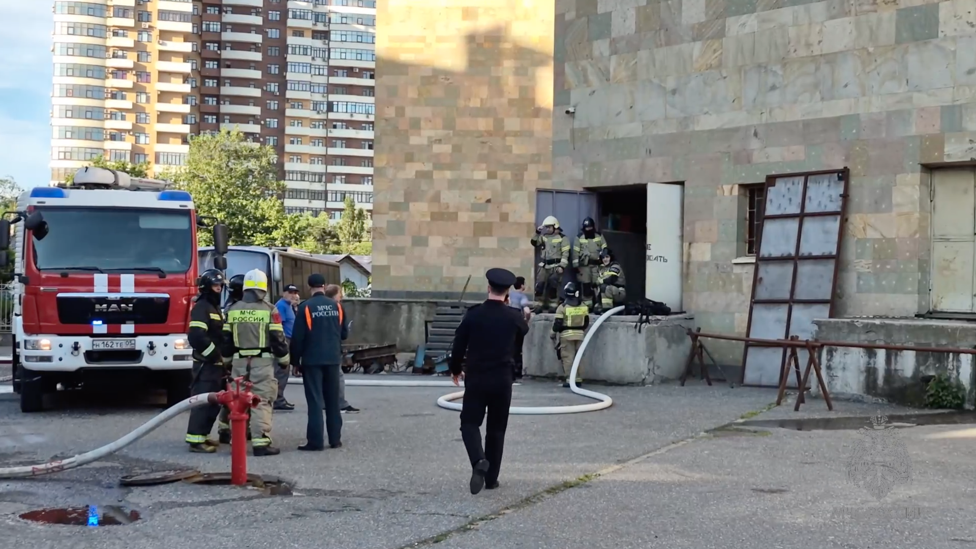 Сотрудники МЧС на месте пожара в Русском драматическом театре в Махачкале Сотрудники МЧС на месте пожара в Русском драматическом театре в Махачкале - РИА Новости, 1920, 28.05.2026