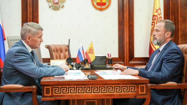 Глава Чувашской республики Олег Николаев и полпред президента РФ Игорь Комаров