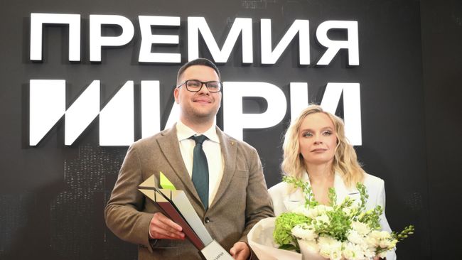 Руководитель Радио Sputnik Маргарита Некрасова и директор по взаимодействию с органами государственной власти ON Медиа Антон Крывошлыков, получившие премию в спецноминации Конструируя новую реальность за видеоподкаст Война на Востоке, на церемонии награждения V Национальной премии интернет-контента 