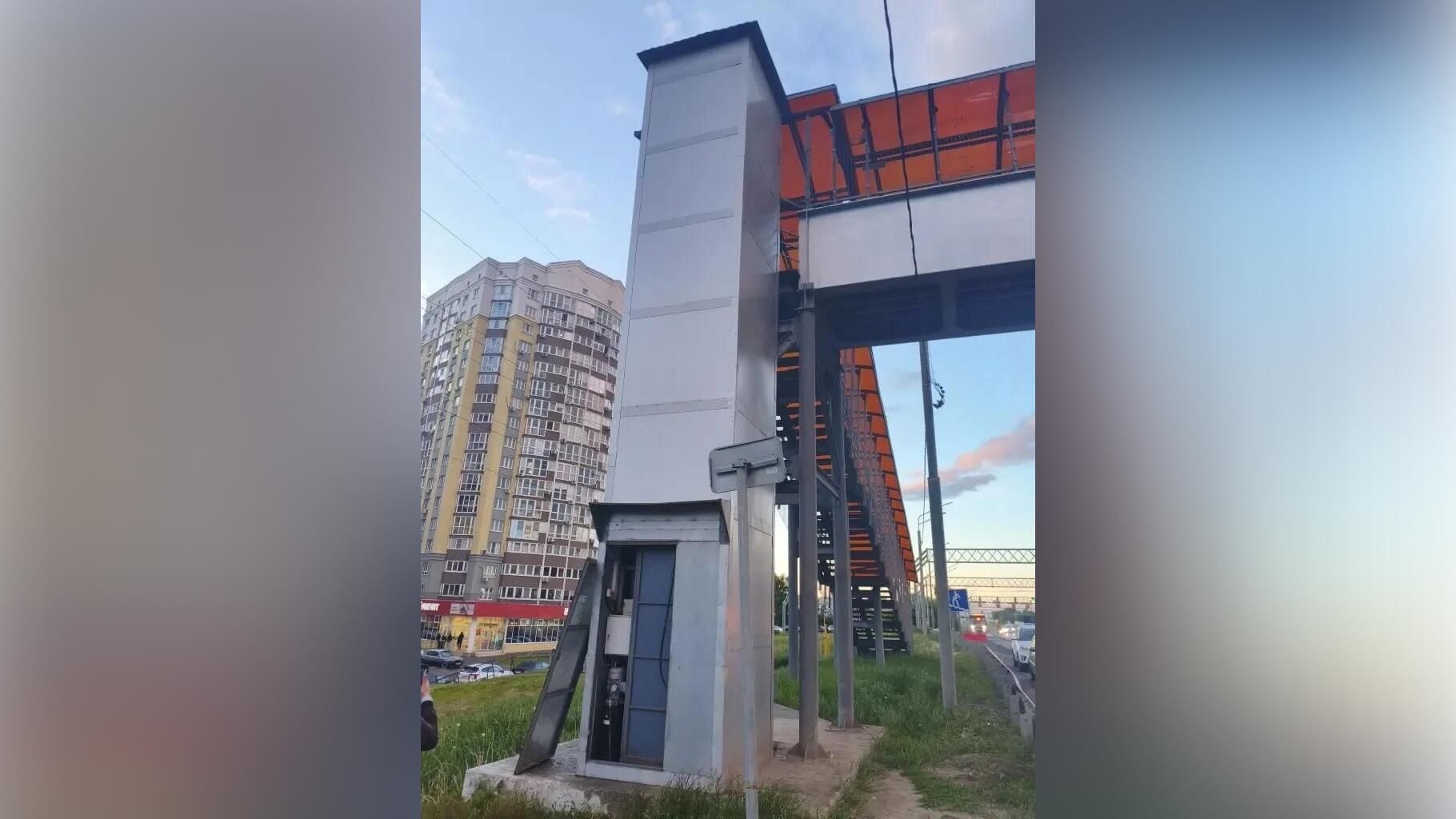 Лифтовая шахта надземного перехода во Владимире, куда упала женщина с ребенком - РИА Новости, 1920, 29.05.2026