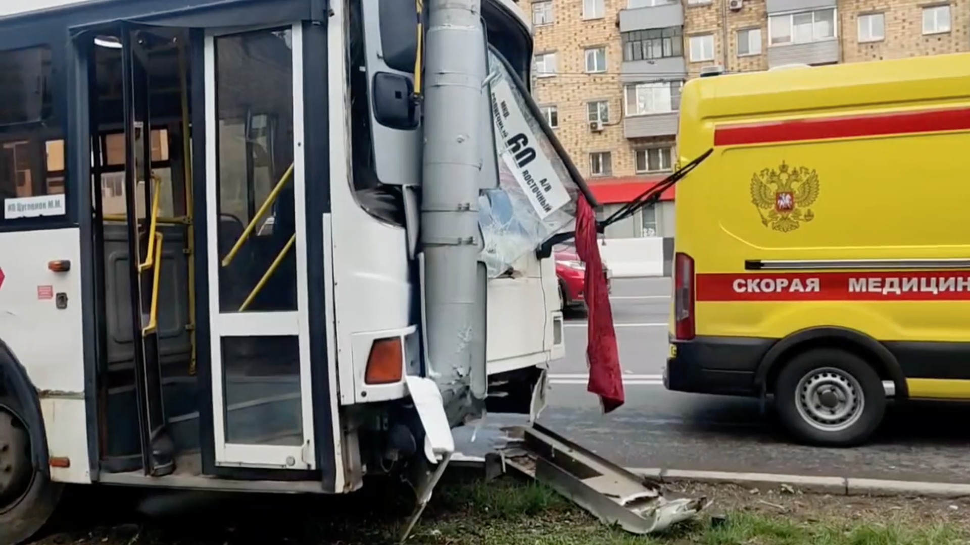 Последствия ДТП с участием автобуса и легкового автомобиля в Красноярске - РИА Новости, 1920, 29.05.2026