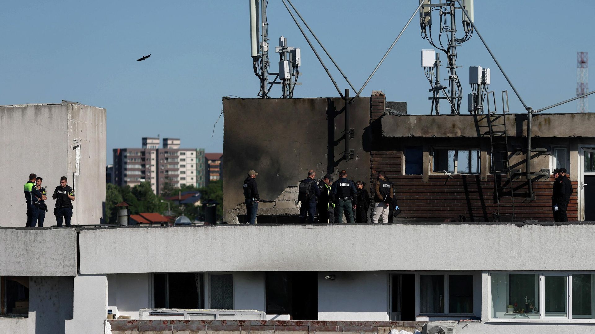 Последствия попадания беспилотника в крышу жилого дома в городе Галац (Румыния) - РИА Новости, 1920, 29.05.2026