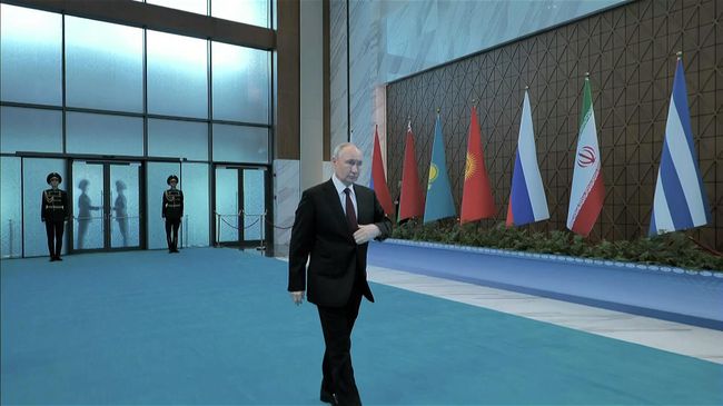 Приезд Путина во Дворец независимости в Астане перед заседанием ВЕЭС