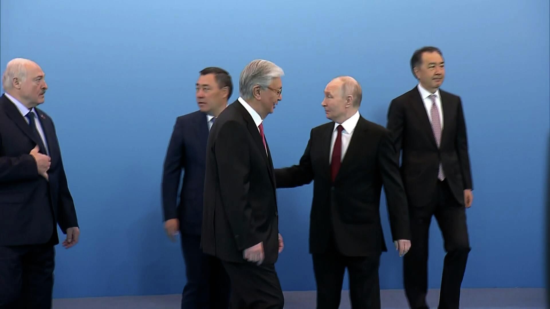 Рукопожатие Путина и вице-премьера Армении Григоряна на площадке саммита ЕАЭС Рукопожатие Путина и вице-премьера Армении Григоряна на площадке саммита ЕАЭС - РИА Новости, 1920, 29.05.2026
