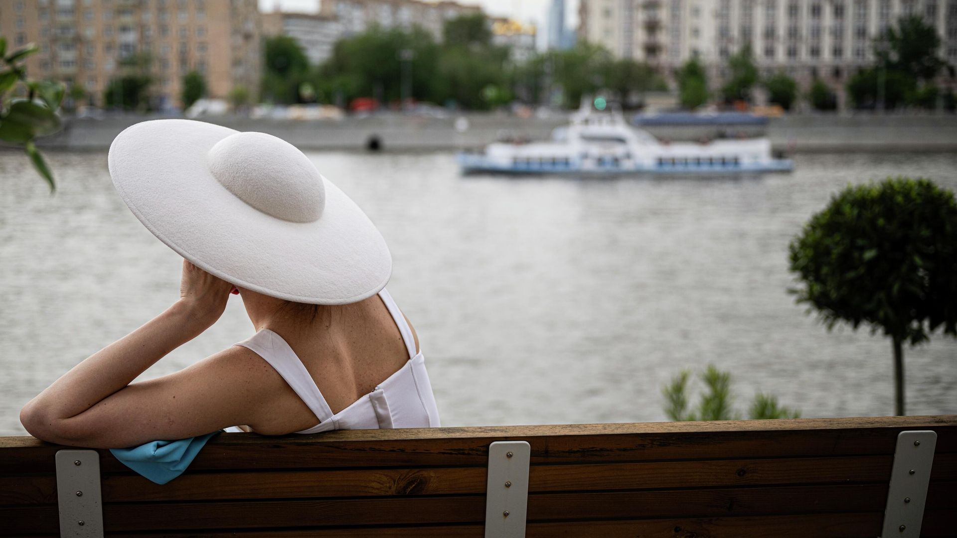 Отдыхающая в парке Горького в Москве Отдыхающая в парке Горького в Москве - РИА Новости, 1920, 29.05.2026