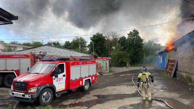 Пожарные ликвидируют огонь на территории завода по производству рубероида в Аксае