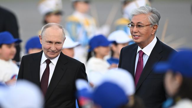 Президент РФ Владимир Путин и президент Казахстана Касым-Жомарт Токаев во время встречи Президент РФ Владимир Путин и президент Казахстана Касым-Жомарт Токаев во время встречи