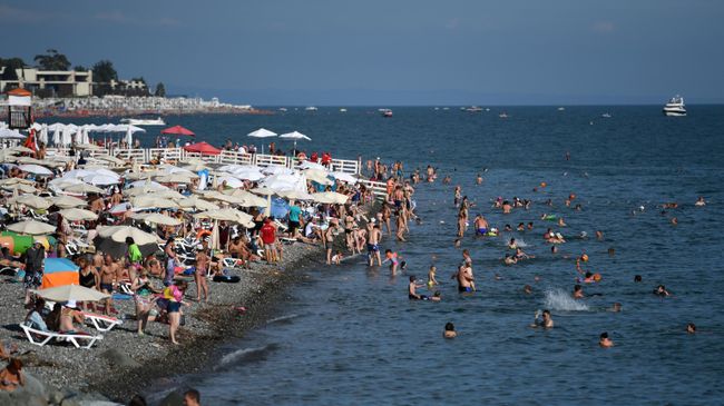 Отдыхающие на море в Сочи
