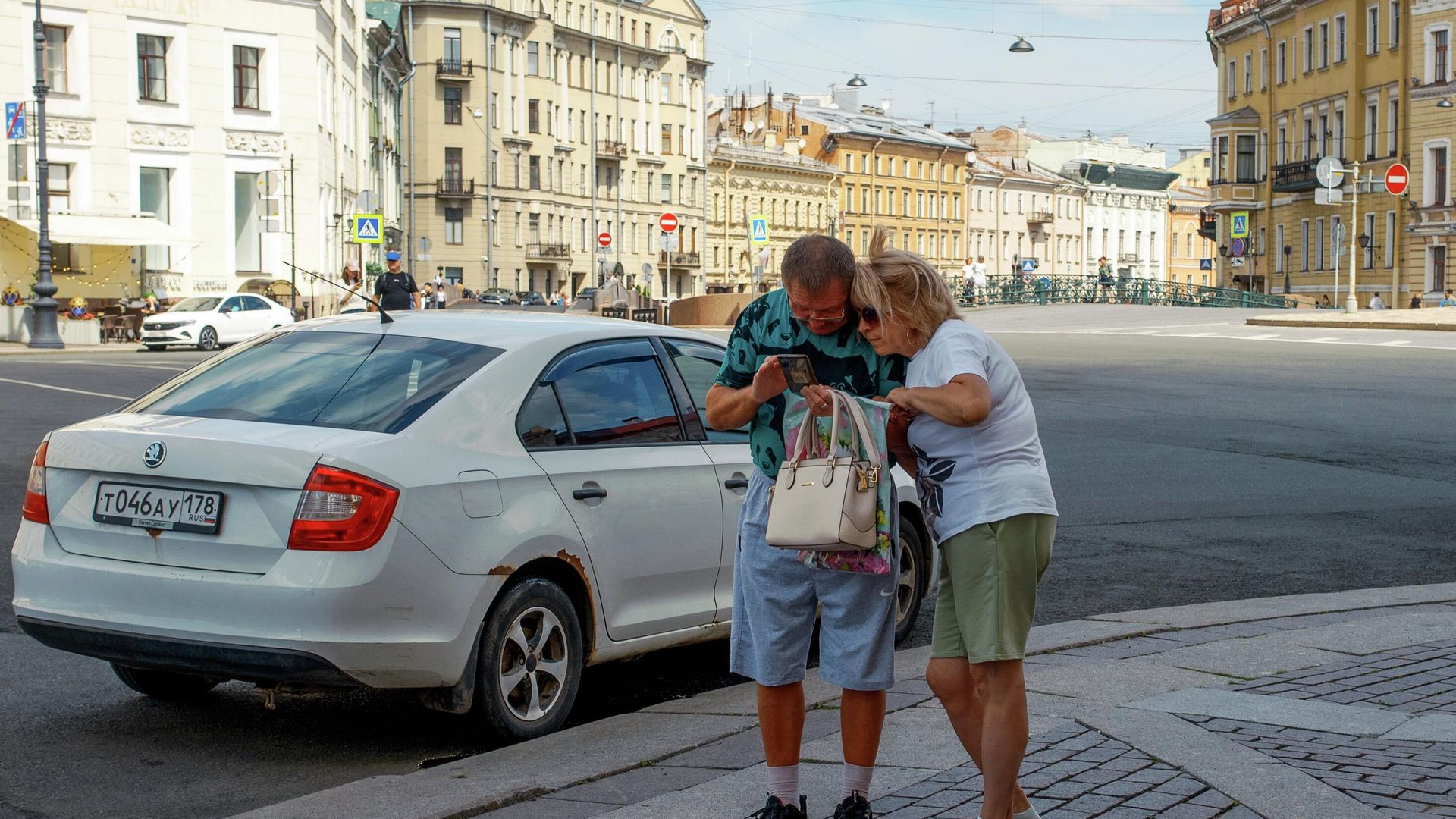 Туристы в окрестностях Дворцовой площади в Санкт-Петербурге Туристы в окрестностях Дворцовой площади в Санкт-Петербурге - РИА Новости, 1920, 11.06.2026