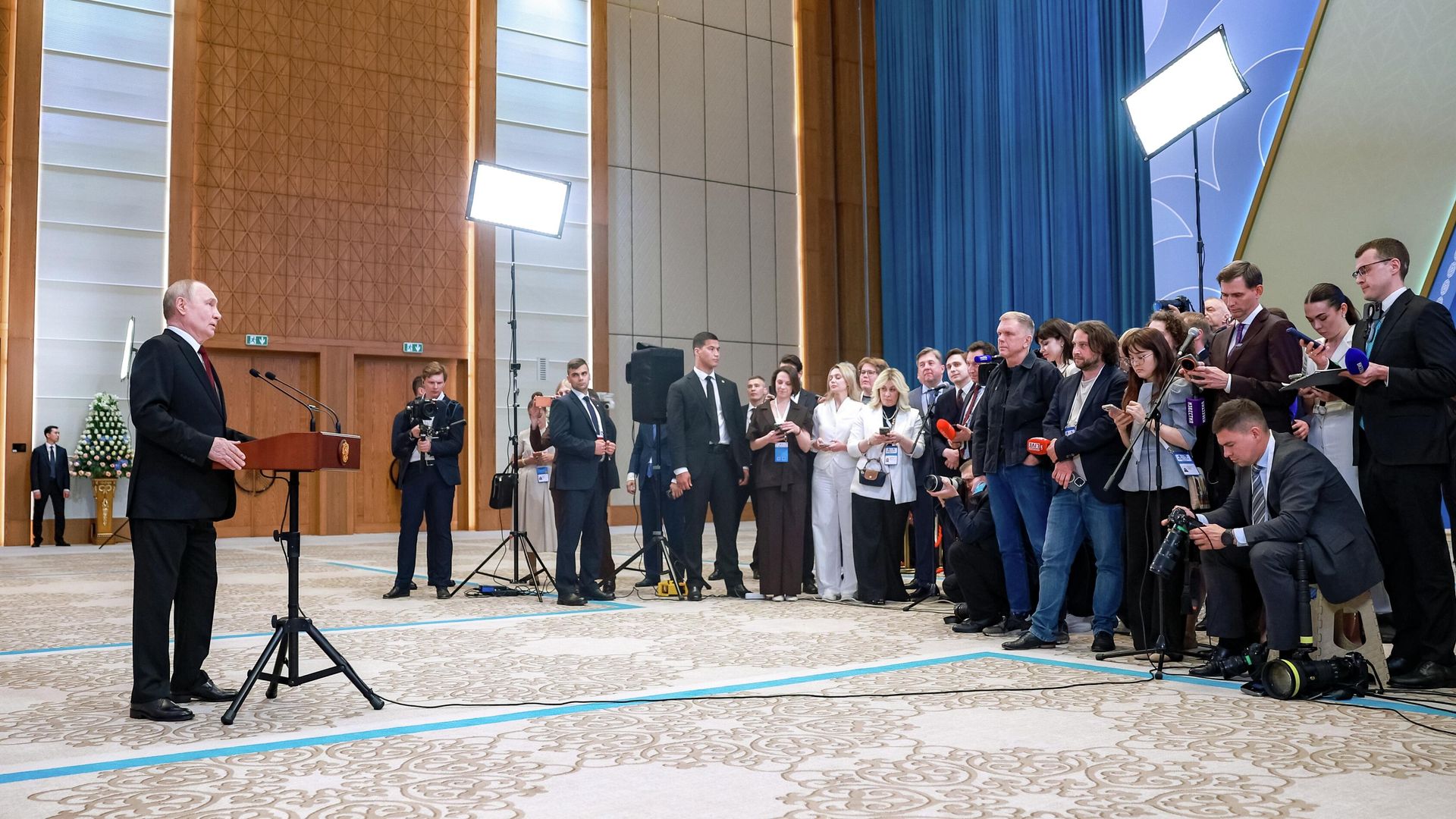 Президент РФ Владимир Путин во время пресс-подхода во Дворце Независимости в Астане - РИА Новости, 1920, 29.05.2026