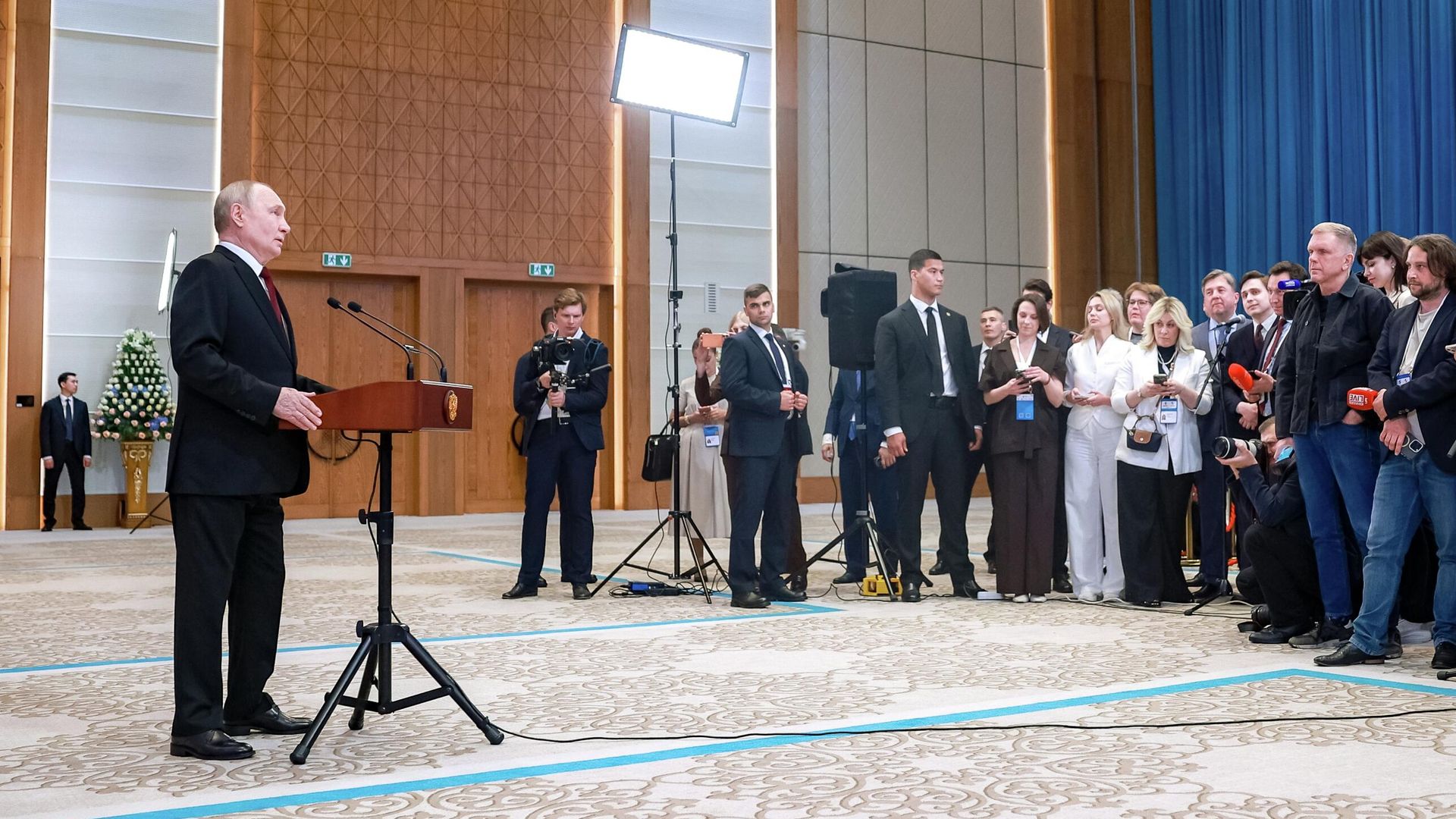 Президент РФ Владимир Путин во время пресс-подхода во Дворце Независимости в Астане Президент РФ Владимир Путин во время пресс-подхода во Дворце Независимости в Астане - РИА Новости, 1920, 29.05.2026