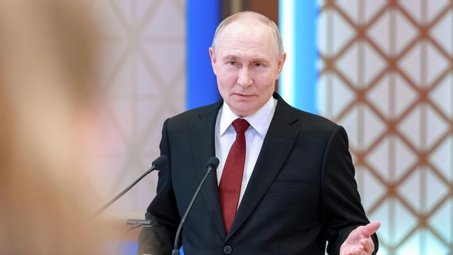 Президент РФ Владимир Путин во время пресс-подхода во Дворце Независимости в Астане