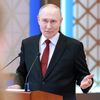 Президент РФ Владимир Путин во время пресс-подхода во Дворце Независимости в Астане