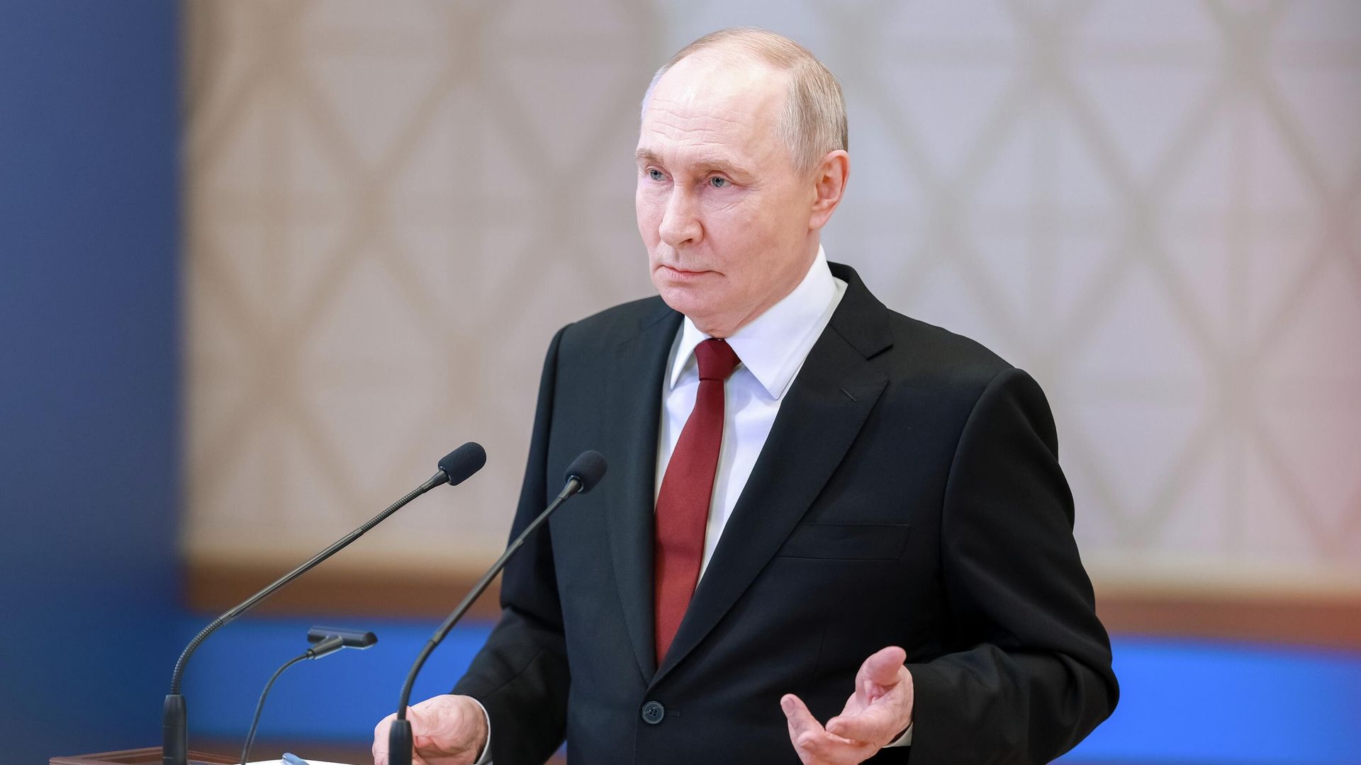 Президент РФ Владимир Путин во время пресс-подхода во Дворце Независимости в Астане Президент РФ Владимир Путин во время пресс-подхода во Дворце Независимости в Астане - РИА Новости, 1920, 29.05.2026