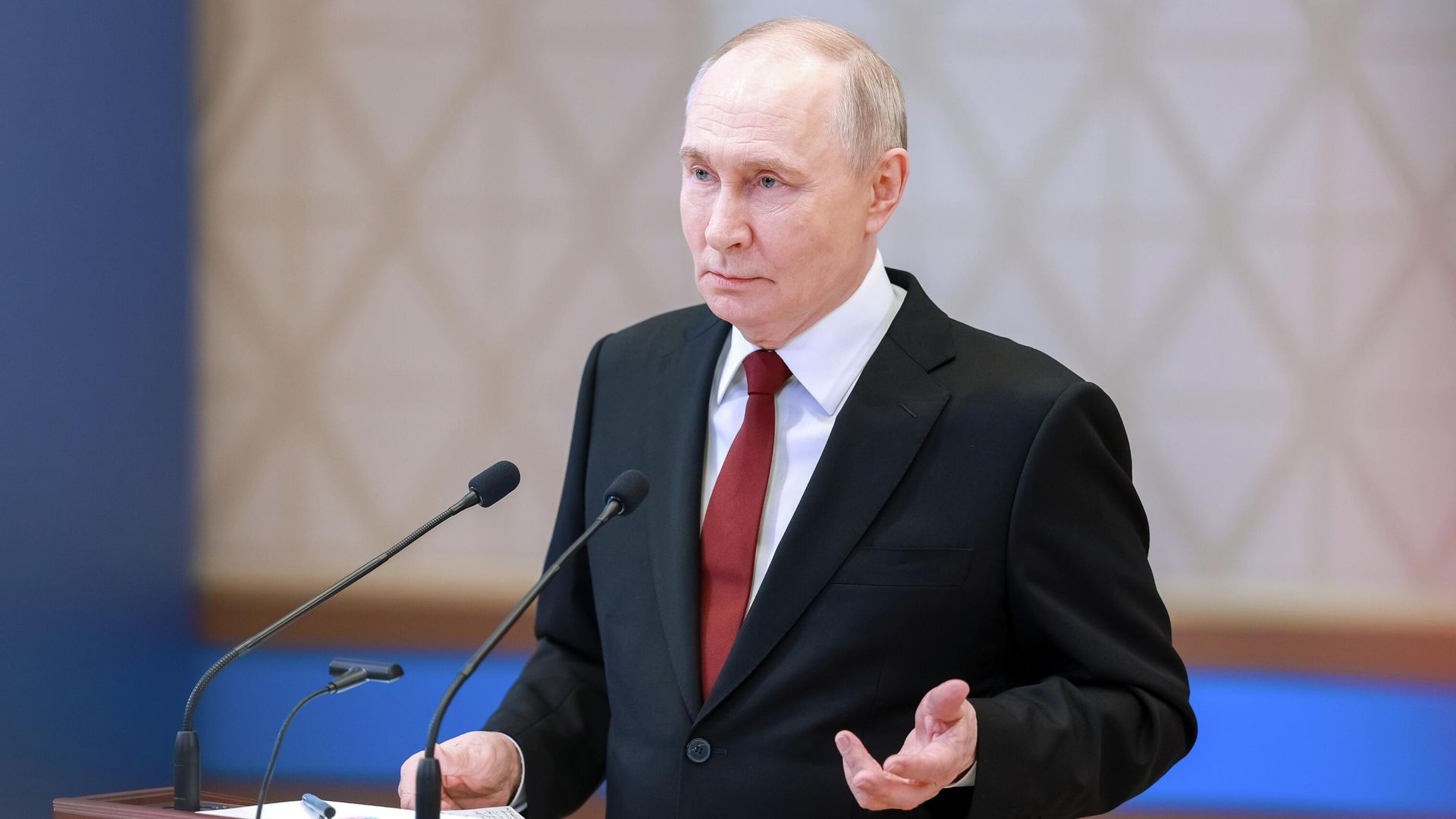 Президент РФ Владимир Путин во время пресс-подхода во Дворце Независимости в Астане - РИА Новости, 1920, 29.05.2026