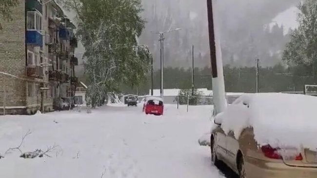 Сугробы после снегопада в Солнечном районе Хабаровского края