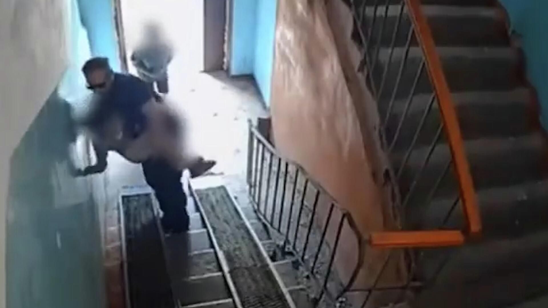 Мужчина затащил ребенка в подъезд в Тюмени. Видео с камеры наблюдения - РИА Новости, 1920, 31.05.2026