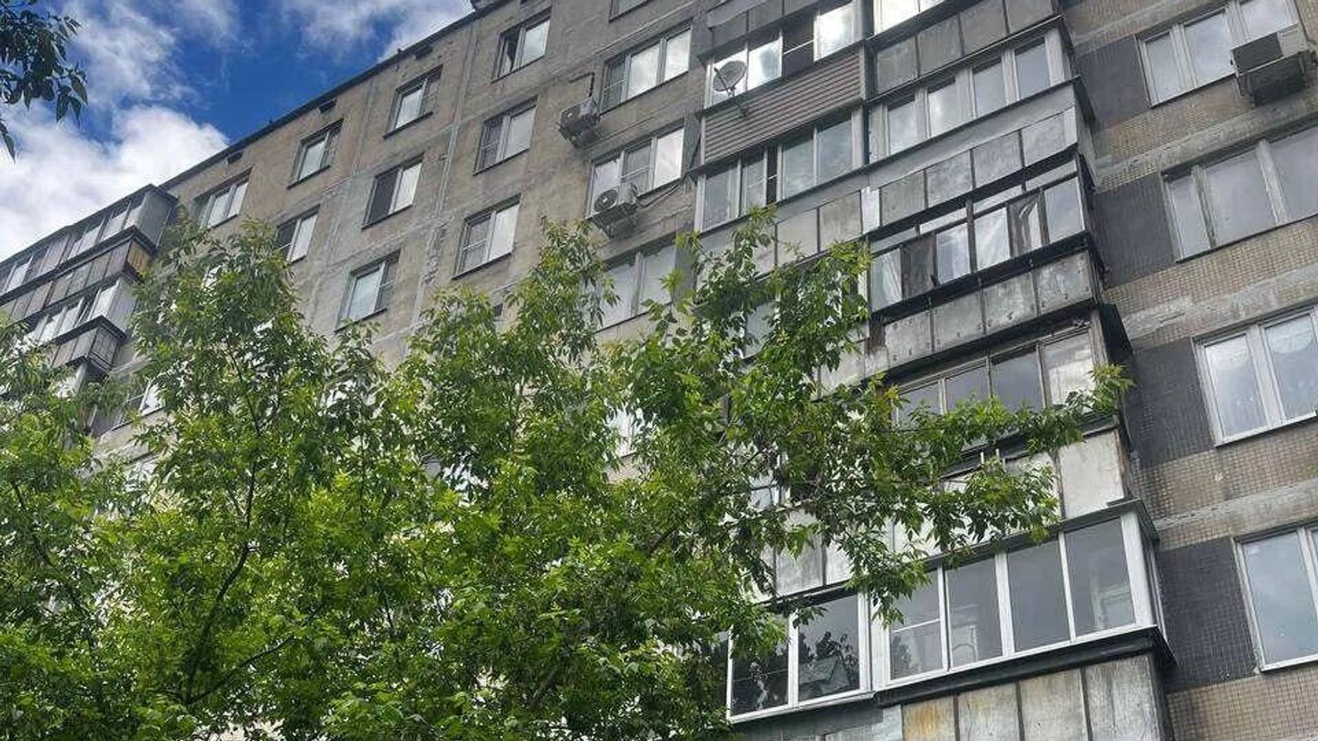 Пятилетний ребенок выпал из окна квартиры на девятом этаже дома в Студеном проезде в Москве Пятилетний ребенок выпал из окна квартиры на девятом этаже дома в Студеном проезде в Москве - РИА Новости, 1920, 30.05.2026
