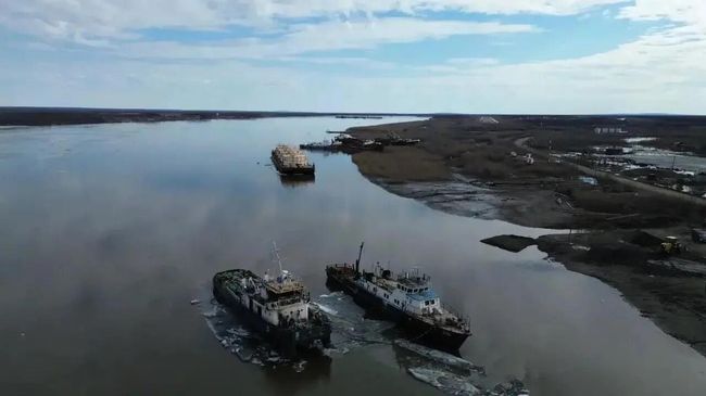 Десять судов сорвало с якорных цепей в Якутии из-за ледохода на реке Индигирка