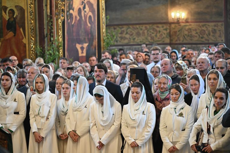 Верующие на божественной литургии в праздник Святой Троицы в Успенском соборе Троицко-Сергиевой Лавры Верующие на божественной литургии в праздник Святой Троицы в Успенском соборе Троицко-Сергиевой Лавры