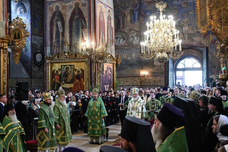 Патриарх Московский и всея Руси Кирилл проводит божественную литургию в праздник Святой Троицы в Успенском соборе Троицко-Сергиевой Лавры Патриарх Московский и всея Руси Кирилл проводит божественную литургию в праздник Святой Троицы в Успенском соборе Троицко-Сергиевой Лавры
