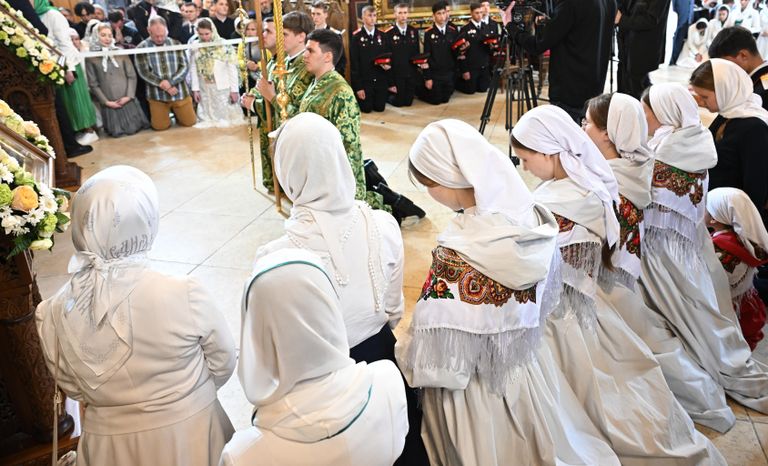 Верующие на божественной литургии в праздник Святой Троицы в Успенском соборе Троицко-Сергиевой Лавры Верующие на божественной литургии в праздник Святой Троицы в Успенском соборе Троицко-Сергиевой Лавры