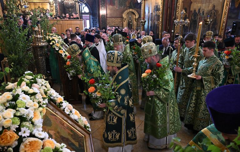 Божественная литургия в праздник Святой Троицы в Успенском соборе Троицко-Сергиевой Лавры Божественная литургия в праздник Святой Троицы в Успенском соборе Троицко-Сергиевой Лавры