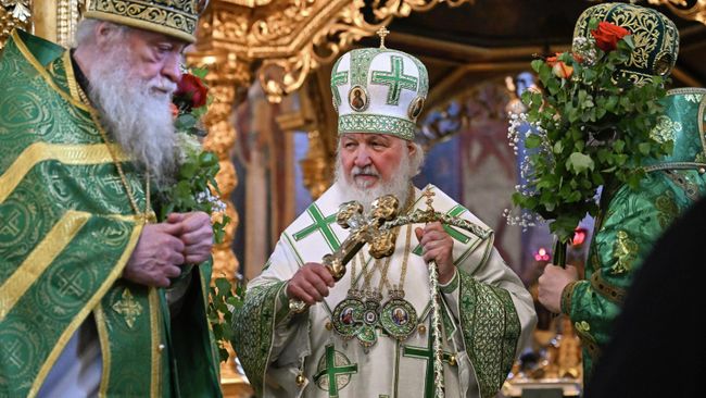 Патриарх Московский и всея Руси Кирилл проводит божественную литургию в праздник Святой Троицы в Успенском соборе Троицко-Сергиевой лавры