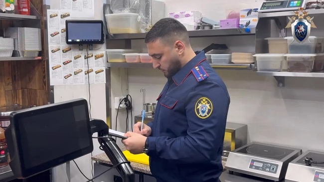 Сотрудник СК проводит следственные мероприятия в кафе в Пятигорске, где произошло массовое отравление