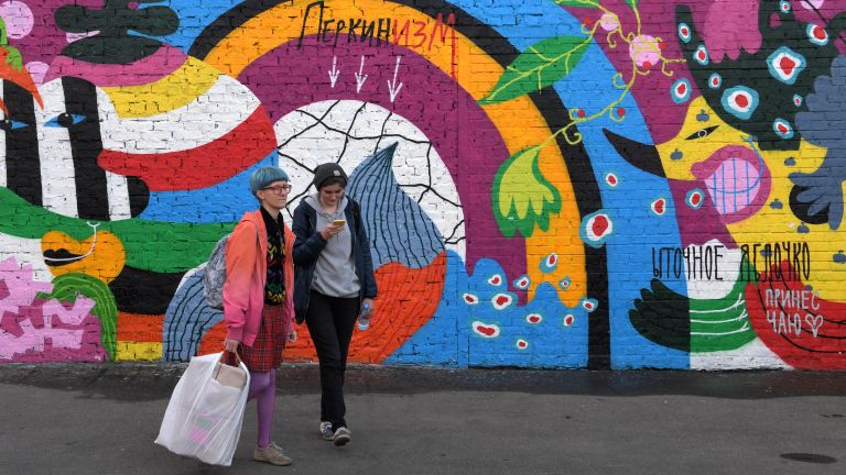 Стена с граффити на Винзаводе в Москве