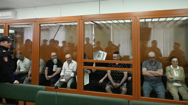 Бывшие представители силовых структур, участники банды Павла Христева, обвиняемые в похищениях и убийствах людей с 1998 года, перед началом заседания во Втором Западном окружном военном суде в Москве