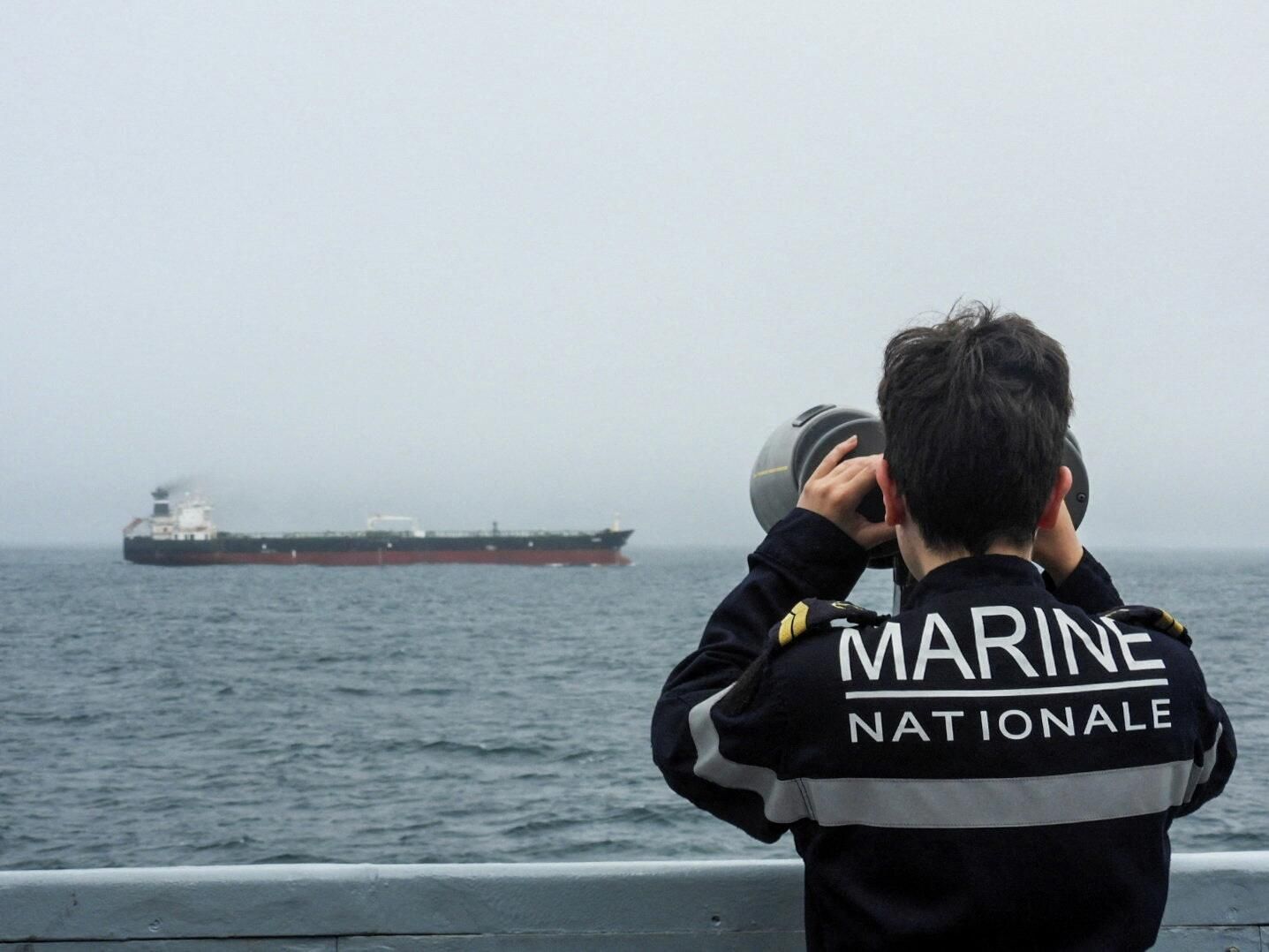 Военнослужащий ВМС Франции наблюдает за нефтяным танкером в Атлантическом океане Военнослужащий ВМС Франции наблюдает за нефтяным танкером в Атлантическом океане - РИА Новости, 1920, 04.06.2026