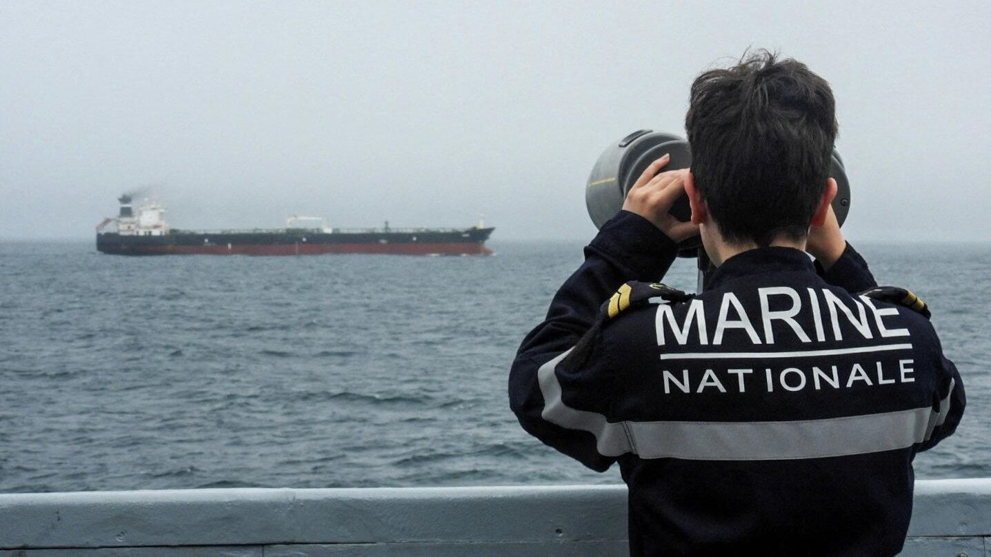 Военнослужащий ВМС Франции наблюдает за нефтяным танкером в Атлантическом океане Военнослужащий ВМС Франции наблюдает за нефтяным танкером в Атлантическом океане - РИА Новости, 1920, 03.06.2026
