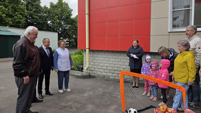 Депутаты Тамбовской облдумы во главе с Евгением Матушкиным посетили Дом ребенка