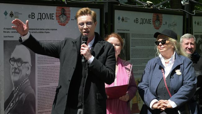 Актер Александр Давыдов и вдова Сергея Михалкова Юлия Субботина-Михалкова на открытии литературно-художественной выставки В доме восемь дробь один...