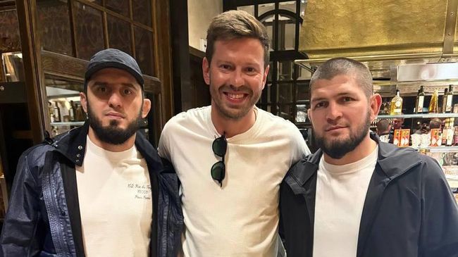 Футболист Федор Смолов (в центре), обладатель титула Абсолютного бойцовского чемпионата (UFC) в полусреднем весе Ислам Махачев (слева) и бывший чемпион UFC Хабиб Нурмагомедов (справа)