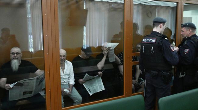 Бывшие представители силовых структур, участники банды Павла Христева, обвиняемые в похищениях и убийствах людей с 1998 года, перед началом заседания во Втором Западном окружном военном суде в Москве