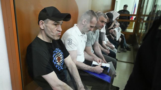 Бывшие представители силовых структур, участники банды Павла Христева, обвиняемые в похищениях и убийствах людей с 1998 года, перед началом заседания во Втором Западном окружном военном суде в Москве