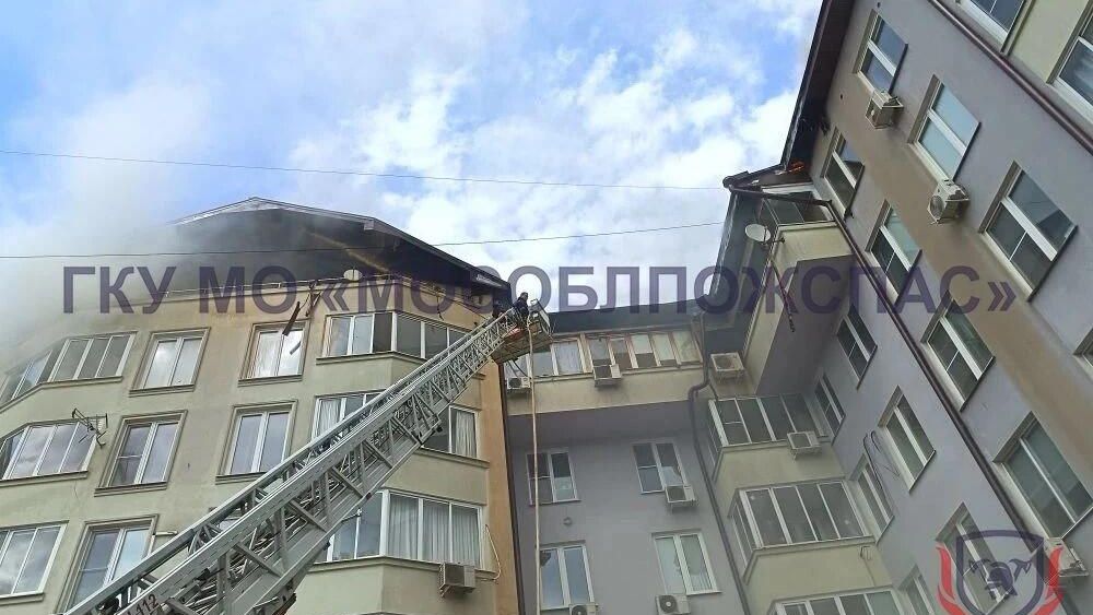 Пожарные ликвидируют возгорание в жилой многоэтажке в Звенигороде Пожарные ликвидируют возгорание в жилой многоэтажке в Звенигороде - РИА Новости, 1920, 01.06.2026