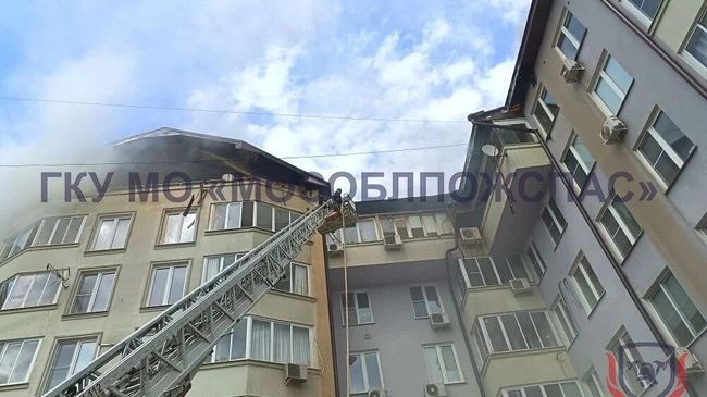 Пожарные ликвидируют возгорание в жилой многоэтажке в Звенигороде Пожарные ликвидируют возгорание в жилой многоэтажке в Звенигороде