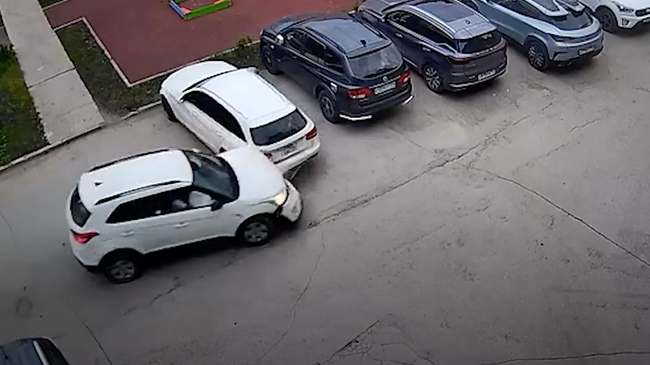 Пьяный водитель таранит один из припаркованных автомобилей на парковке в Аше