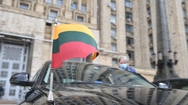 Автомобиль посла Литвы у здания МИД России в Москве